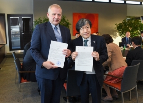 Ambassador Kitaoka and Secretary General Mr Rainer Saks exchanging diplomatic notes